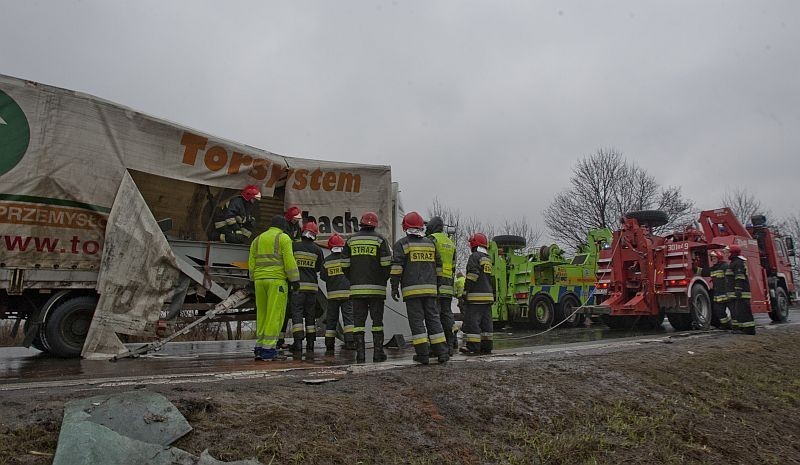 Wypadek straży pod Wrocławiem. Trzech strażaków rannych