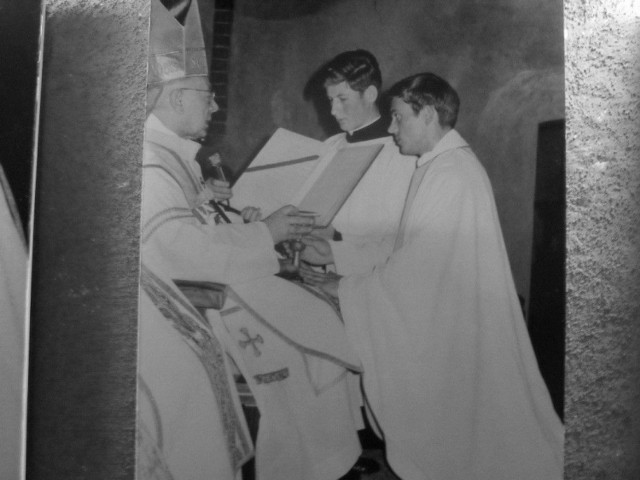 Święcenia kapłańskie przyjął z rąk kardynała Stefana Wyszyńskiego 28 maja 1972 roku. Fot. Ewa Krzysiak (reprodukcja)
