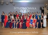 Studniówka 2019 II LO w Malborku. Zdjęcia grupowe maturzystów