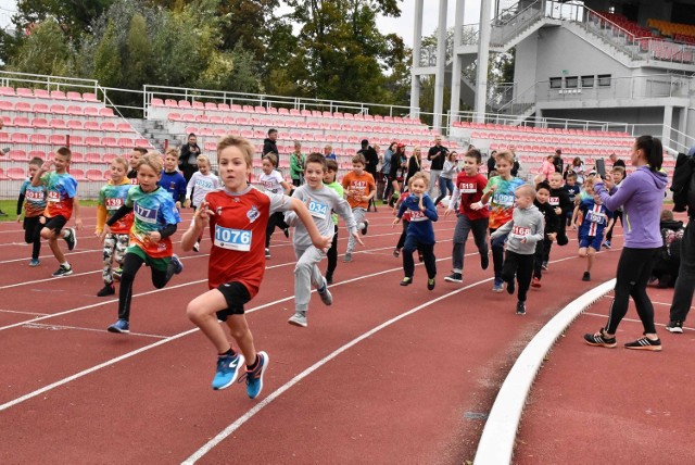 W ramach tegorocznej edycji biegów Orange Run Grand Prix Inowrocławia na krótszych dystansach rywalizowały dzieci, a także młodzież. Zawodnicy w zależności od kategorii wiekowej do pokonania mieli dystanse - 100, 400, 880 lub 1000 metrów