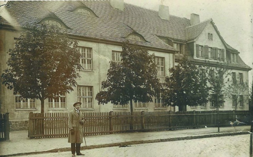 Czesław Antoszewski przed ówczesnym budynkiem szkoły...