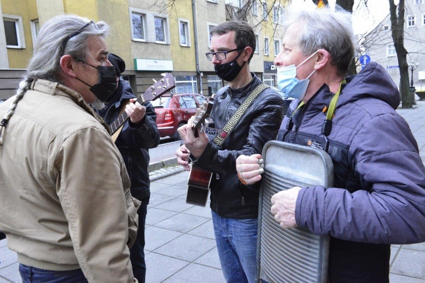 KOŚCIAN. Nietypowy ślub w kościańskiej farze. Była specjalna orkiestra i... postacie z bajek [ZDJĘCIA]  