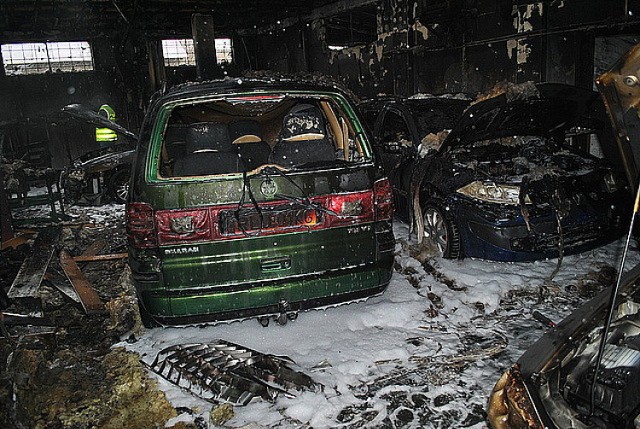Spalone samochody w lubaczowskim warsztacie.