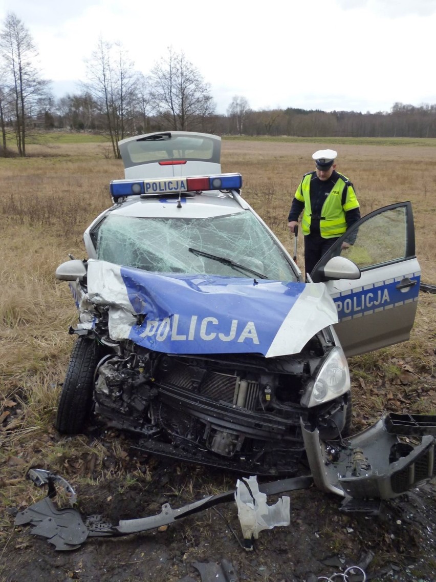 Wypadek radiowozu w Knurowie [ZDJĘCIA]. Podczas pościgu kia zderzyła się z audi, trzy osoby ranne