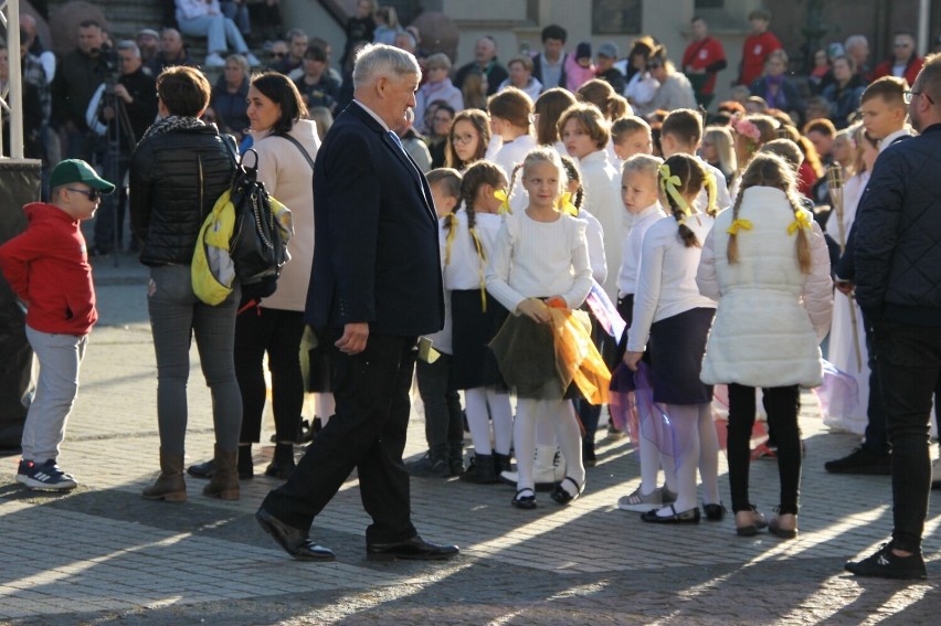 Tłumy na krotoszyńskim Rynku z okazji XXI Dnia Papieskiego "Nie lękajcie się" [ZDJĘCIA]        