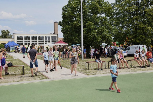 W Pikniku Rodzinnym, który odbył się na terenie Szkoły Podstawowej numer 20 imienia Natalii Machałowej w Kielcach, wzięli udział uczniowie oraz starsi i młodsi mieszkańcy dzielnicy Białogon.