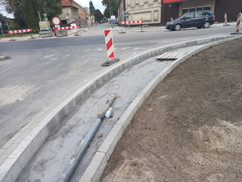 Rawicz. Budowa ronda przy ul. 17 Stycznia i Kamińskiego w Rawiczu. Jak postępują prace na koniec września? [ZDJĘCIA]