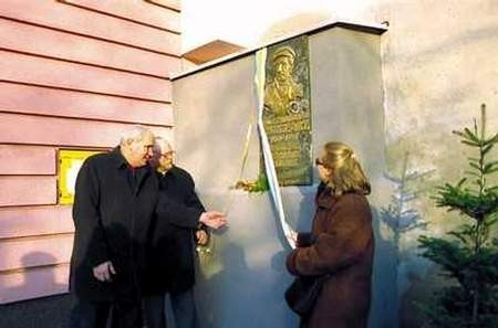 Odsłonięcia tablicy dokonali córka zmarłego artysty - Blanka i rzeźbiarz Jerzy Kędziora. ZDJĘCIE: ALEKSANDER CIURASZKIEWICZ