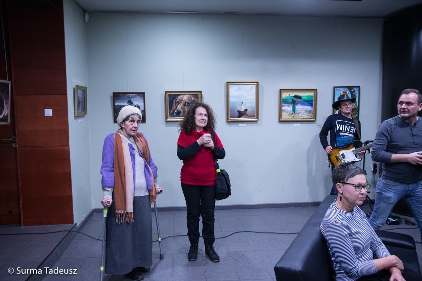 Zachwycająca wystawa malarska w SCK. Walery Siejtbatałow ze Szczecina pokazał na wernisażu jak maluje ustami [ZDJĘCIA, WIDEO]