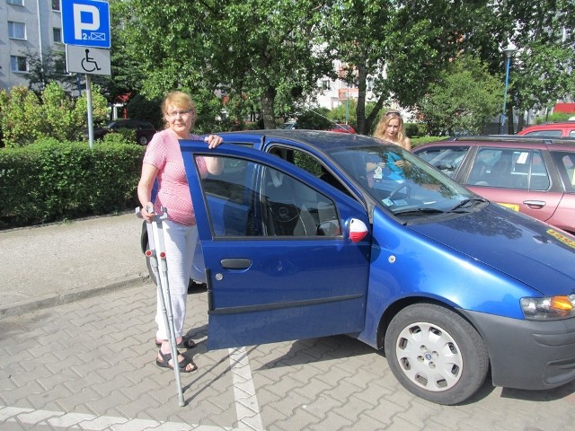 Teresa Chabińska ma stwardnienie rozsiane i należy jej się miejsce dla niepełnosprawnych, ale nie zawsze jest wolne