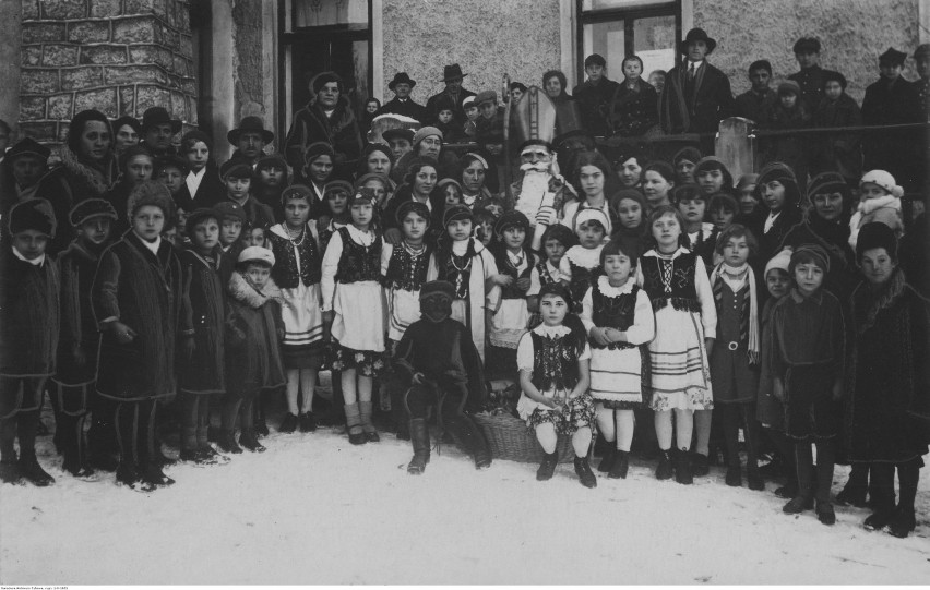 Grudzień 1933 roku. Dzieci podczas spotkania ze św....