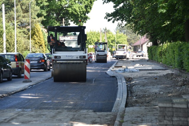 W poniedziałek (13 maja) rozpoczęło się asfaltowanie ulicy Braci Saków. Na razie kładziona jest pierwsza warstwa nakładki na połowie jezdni, która była remontowana w drugim etapie prac.