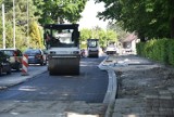 Kładą asfalt na ulicy Braci Saków w Tarnowie. Na przebudowywanej drodze przywrócony ma zostać ruch dwukierunkowy 