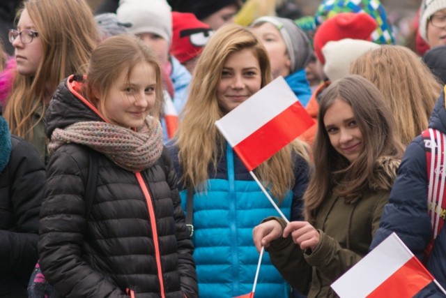 Żołnierze 11. Lubuskiej Dywizji Kawalerii Pancernej (11LDKPanc) świętowali wespół z mieszkańcami ponad 30 miejscowości Ziemi Lubuskiej, Dolnego Śląska i Wielkopolski, miedzy innymi: Świebodzina, Kościana, Żagania, Żar, Lubrzy, Gorzowa Wlkp., Małomic, Kożuchowa, Lubina, Zielonej Góry, Leszna, Lipna, Kliczkowa, Małomic, Międzyrzecza, Sulęcina, Słońska, Krośna Odrzańskiego, Gubina, Słupcy, Polkowic, Bolesławca, Szprotawy i Iłowej.

Najważniejszą areną rocznicowych wydarzeń były wojewódzkie obchody Narodowego Dnia Niepodległości, które miały miejsce w Gorzowie Wlkp. W uroczystościach wziął udział dowódca Czarnej Dywizji, gen. dyw. Jarosław Mika.
-&nbsp;Dzień 11 listopada dla nas Polaków to data szczególna, związana nie tylko z odzyskaniem niepodległości po okresie zaborów, ale także symbol miłości Ojczyzny, walki o wolność, symbol niezłomności, wiary i zwycięstwa – mówił w swym przemówieniu gen. dyw. Jarosław Mika.
-&nbsp;Pomimo wieloletniego zniewolenia, nieudanych zrywów niepodległościowych pragnienie wolności było naczelnym przesłaniem w życiu Polaków. Józef Piłsudski już wtedy zauważył, że wolność nie jest nam dana raz na zawsze, aby ją zachować, państwo powinno być silne nie tylko poprzez Siły Zbrojne, potencjał gospodarczy, ale przede wszystkim poprzez pamięć o przeszłości, dzięki której Naród buduje swoją tożsamość i wspólnotę”. Generał Mika odwołał się do słów Marszałka: „…Naród, który nie pamięta o swojej przeszłości staje się tylko zbiorowiskiem ludzi czasowo zajmującym dane terytorium…”.

Ogromne rzesze publiczności zgromadził, zorganizowany przez żołnierzy służących pod znakiem husarskiego skrzydła, pokaz sprzętu wojskowego. Największym zainteresowaniem cieszyły się tradycyjnie czołgi Leopard, ale można było zobaczyć także kołowe transportery opancerzone KTO Rosomak w wersji bojowej oraz wozy ewakuacji medycznej, zestaw przeciwlotniczy ZSU 23-4 Biała OSA, haubica samobieżna 2S1 - Goździk. 122 mm i wiele innych. Nie mogło również zabraknąć degustacji wojskowej grochówki.

W wigilię Święta 10 listopada odbyły się rocznicowe uroczystości w pancernej stolicy polski, Żaganiu. Najpierw w kościele parafialnym pw. Wniebowzięcia Najświętszej Maryi Panny odprawiona została msza święta w intencji Ojczyzny. Zaś tuż po niej na żagańskim Placu Generała Maczka miał miejsce uroczysty apel.

Ponadto w Żaganiu, ta ważna rocznica została uczczona w sportowy sposób kolejną edycją „Biegu Niepodległości”. Tegoroczny bieg niepodległościowy zgromadził na starcie prawdziwe rzesze entuzjastów sportu. Na starcie biegu głównego stanęło około 1200 biegaczy, a wśród nich liczna kilkudziesięcioosobowa grupa żołnierzy w tym również z niemieckiej Bundeswehry. 

Jak każdego roku wyjątkowo uroczyście Narodowe Święto Niepodległości obchodzili mieszkańcy Lubina, gdzie zorganizowano mszę świętą, a po niej pod pomnikiem Marszałka Józefa Piłsudskiego uroczysty apel, który zakończyła parada wojskowa. 

Ogromnym zainteresowaniem cieszył się pokaz sprzętu wojskowego, który zgromadził rzesze sympatyków wojska i pasjonatów militariów.

Święto Niepodległości w Gorzowie:
