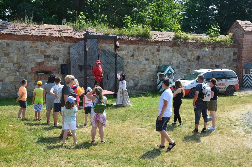 Rodzinny piknik w forcie na nyskim poligonie. Można odwiedzić izbę kata i garncarnię