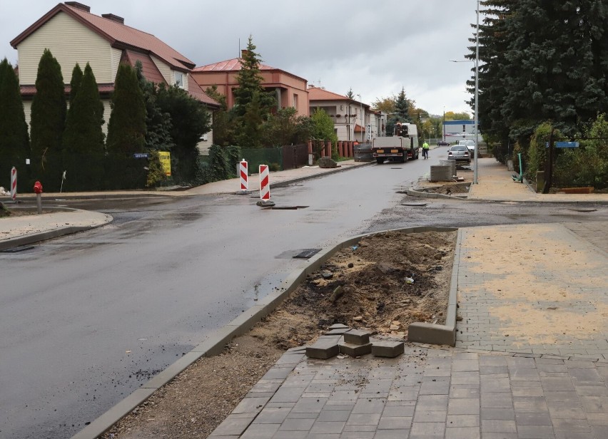 Przebudowa ulicy Wolność w Radomiu na finiszu. Wykonawca szykuje się do układania ostatniej warstwy asfaltu. Zobaczcie zdjęcia