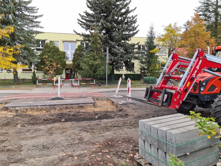 Boruja Kościelna. Powiat buduje podwyższone przejście dla pieszych przy szkole