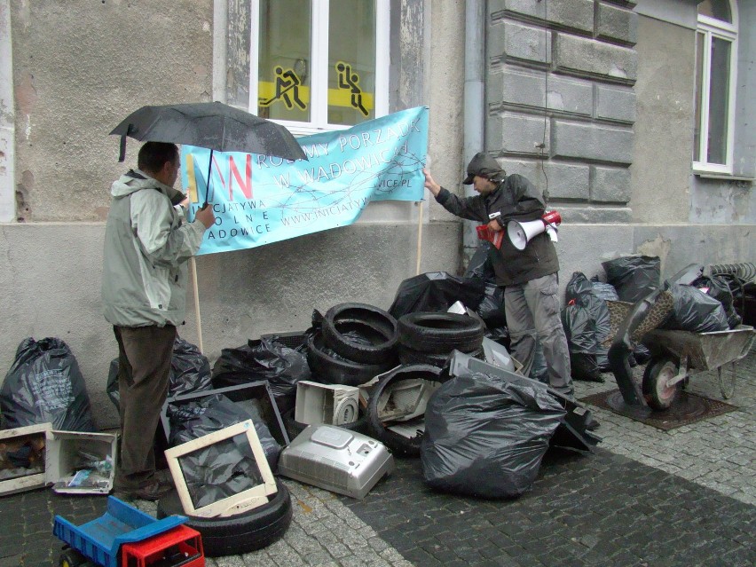 Wadowice: zablokowali drzwi magistratu śmieciami [ZDJĘCIA]