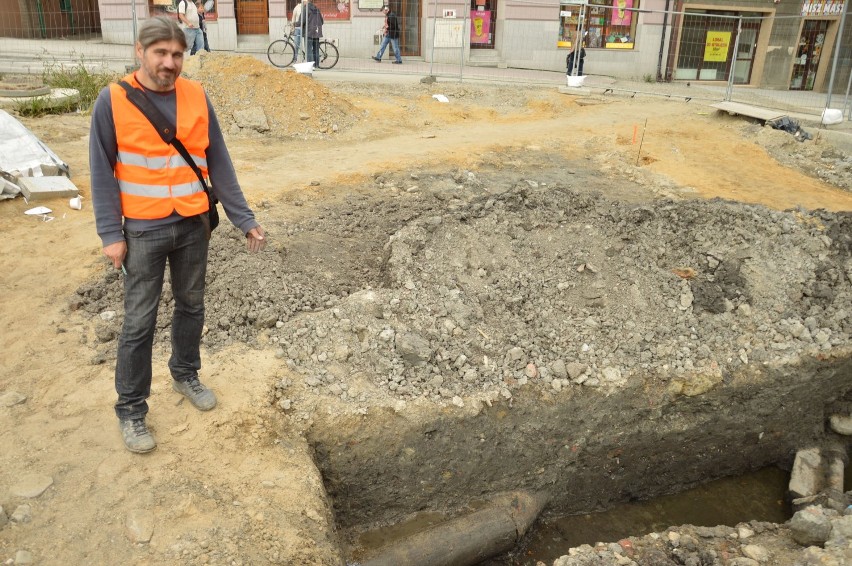 Bochnia. Wschodnia pierzeja Rynku rozkopana, archeolodzy znaleźli wiele ciekawych zabytków [ZDJĘCIA]