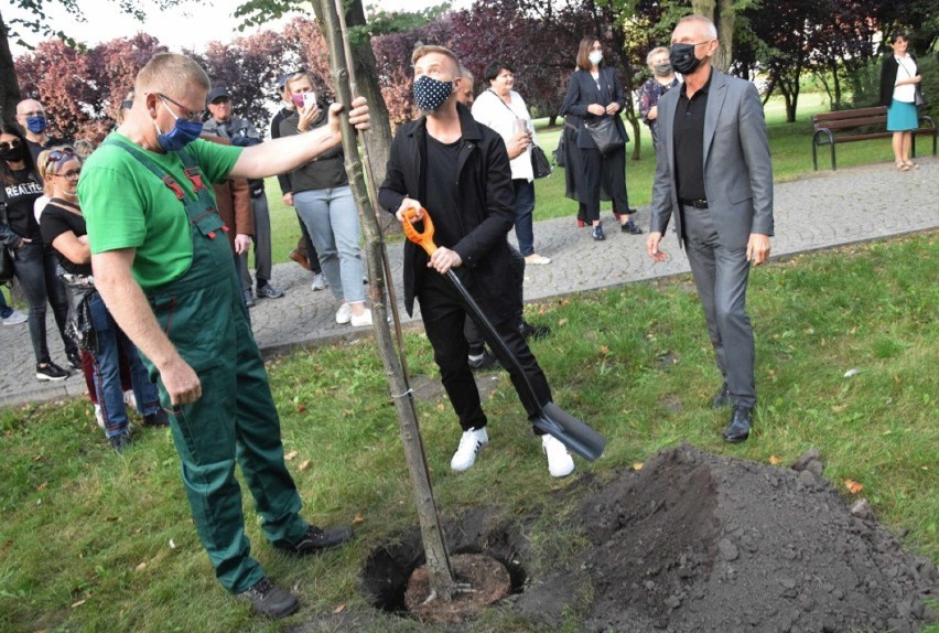 Te znane osoby posadziły drzewa w inowrocławskich Solankach....