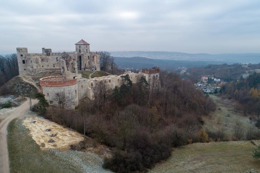 Majestatyczny zamek w Rudnie z lotu ptaka. Zdjęcia z drona...