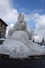 Zając Żory: Zając gigant ze śniegu przy ul. Topolowej. Jak wyglądała praca nad rzeźbą? FOTO