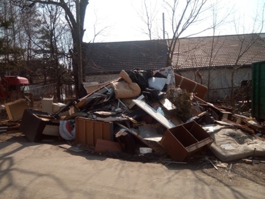Na placu przy MPO Sokółka śmieci może i leżą, ale prezes zapewnia,  że to zgodne z prawem