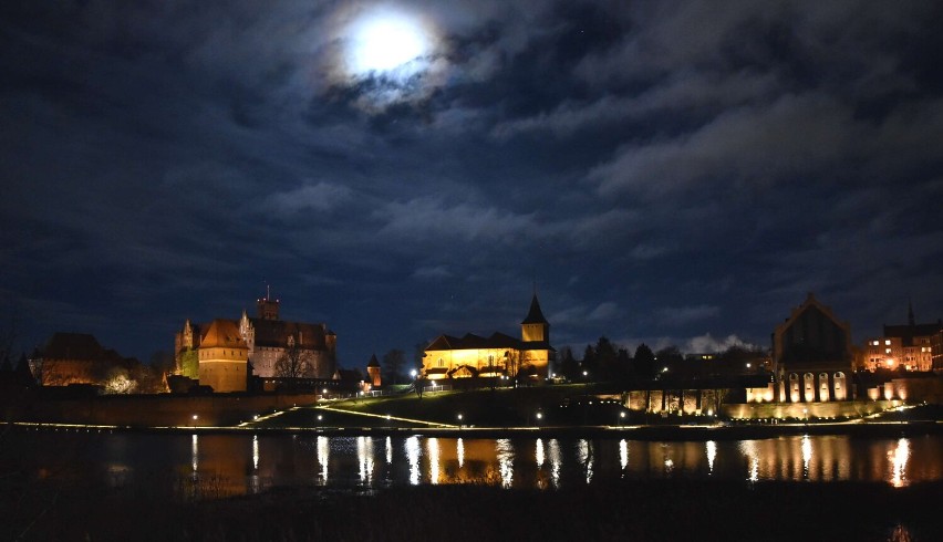 Malbork. Bulwar wieczorową porą wygląda urokliwie, mimo że przebudowa cały czas trwa