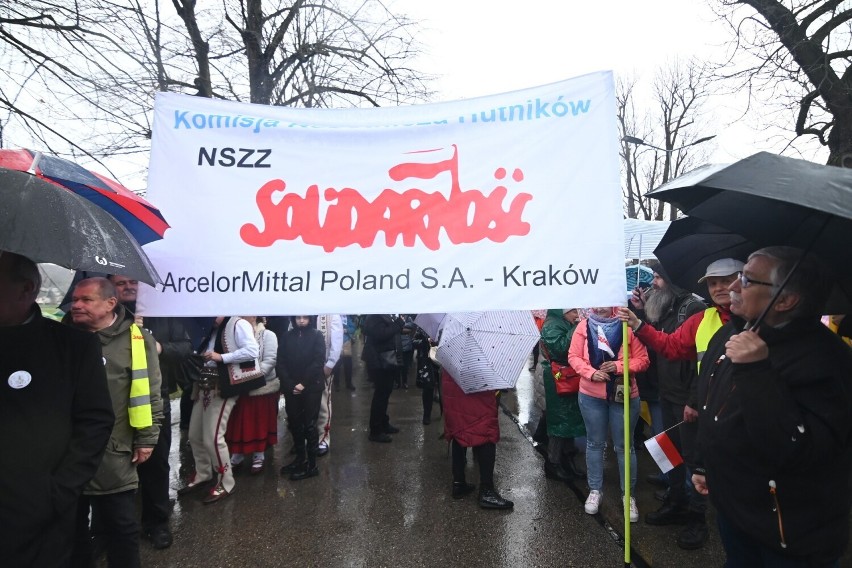 Ulicami Krakowa przeszły w niedzielę dwa marsze papieskie
