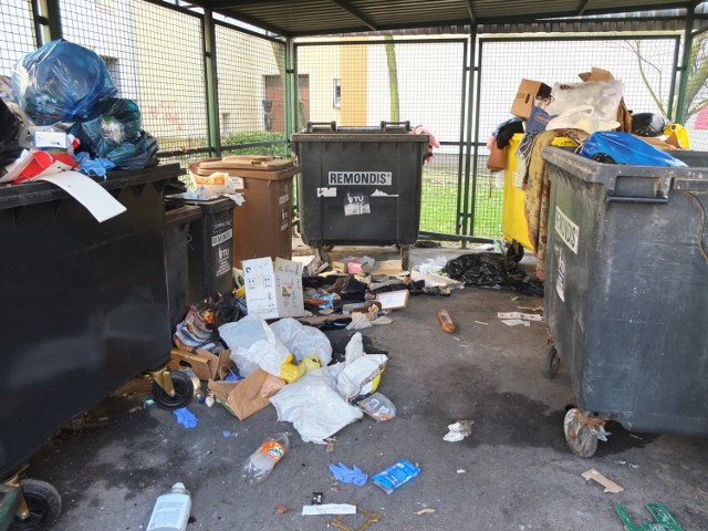 Mieszkańcy przekonują, że bałagan to efekt nie tylko dużej ilości odpadów, ale też tego, że ich śmietniki przeszukują bezdomni.