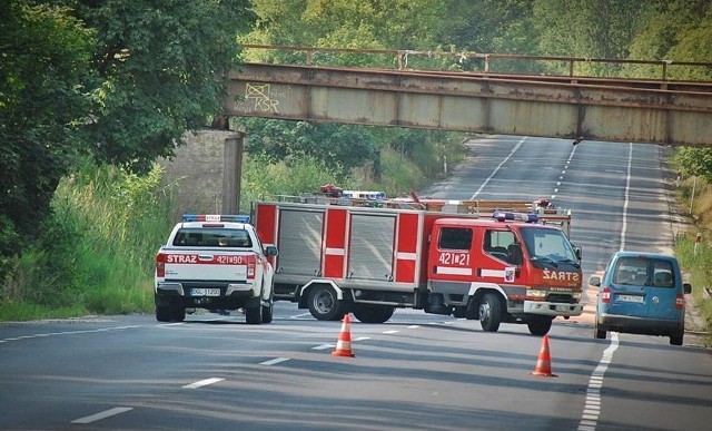 Po tym jak kierowca ciężarowki uderzył w wiadukt, zablokowany jest ruch na trasie Głogow - Żukowice