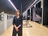 "Podcienie" ustroiły się w czerń i biel fotografii Magdaleny Hałas. Wystawa "ile spotkań, tyle spojrzeń" potrwa do 19 lutego