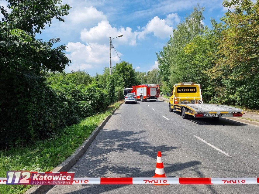 Wypadek autobusu w Katowicach! Ranni pasażerowie! Kierowca zasłabł, pojazd uderzył w latarnię. Zobacz ZDJĘCIA