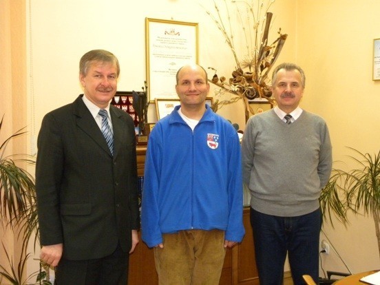 Tomasz Wędrowniczek (w środku) spotkał się ze starostą Lechem Janickim i skarbnikiem Czesławem Mitmańskim