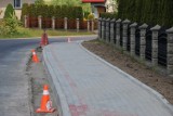 Powiat jarosławski remontuje chodniki. Nowe chodniki są wykonywane lub będą wykonywane w wielu miejscowościach [ZDJĘCIA]