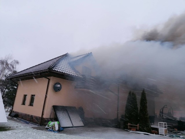 Pożar domu w Wałdowie Szlacheckim pod Grudziądzem. W budynek uderzył piorun