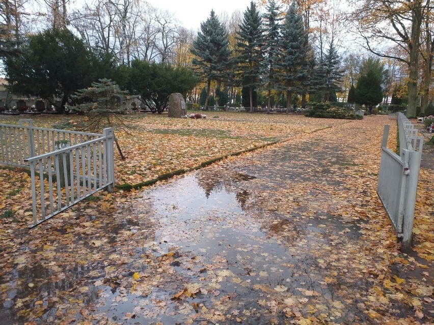Na stargardzkim cmentarzu deszcz zalewa wejście od strony os. Letniego i przejścia. Zarządca: wymiana asfaltu na kostkę zależy od finansów