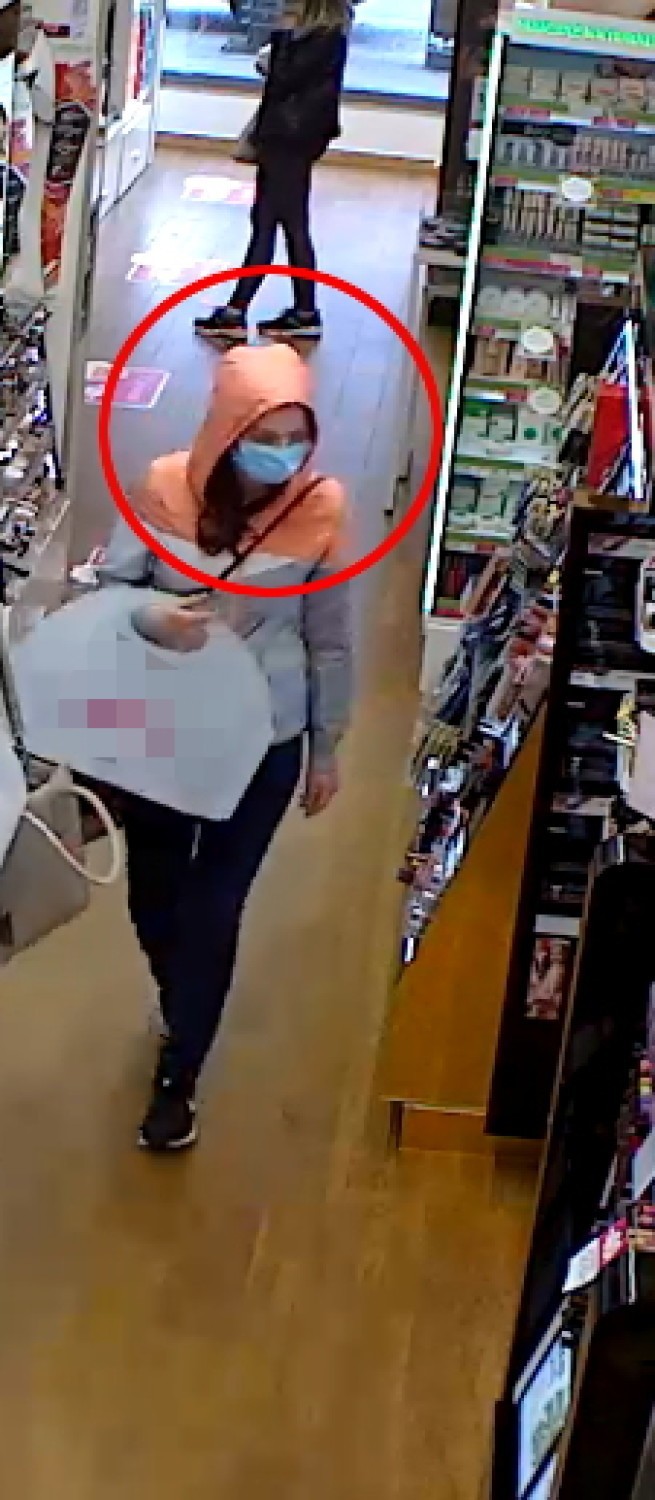 Gdynia. Kolejna osoba poszukiwana w związku z kradzieżami. Policja ujawnia wizerunek młodej kobiety, zarejestrowany przez kamerę monitoringu