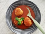 Gołąbki bez zawijania w sosie pomidorowym dla zabieganych. Przepis na błyskawiczny i smaczny obiad. Zobacz, jak zrobić gołąbki