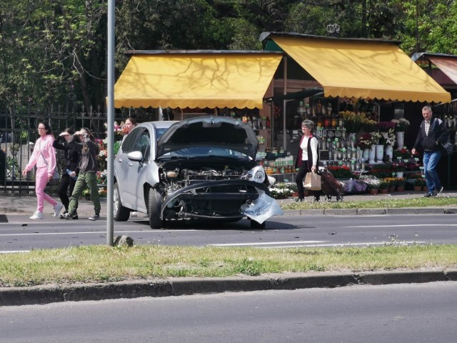 Groźny wypadek w Poznaniu. Samochód zderzył się z motocyklem na ul. Ściegiennego.