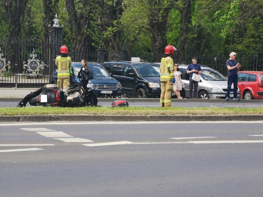 Groźny wypadek w Poznaniu. Samochód zderzył się z motocyklem na ul. Ściegiennego. Zobacz zdjęcia