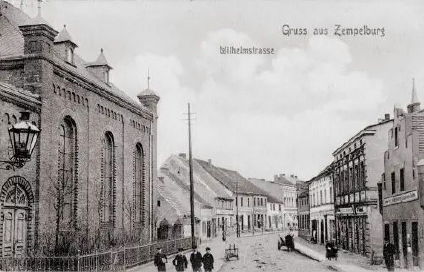 Na pocztówce główna ulica Wilmhelmstrasse w Zempelburgu...