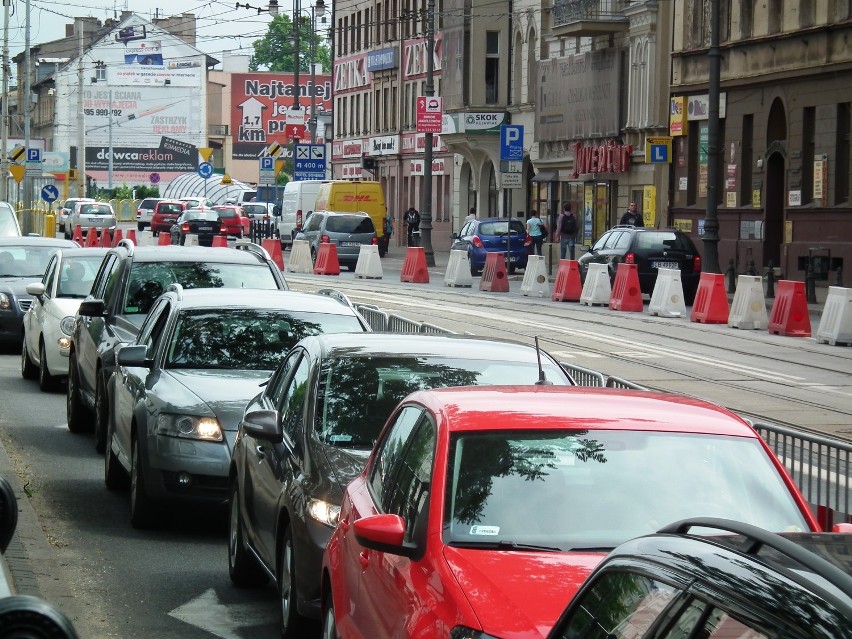 Remont torów tramwajowych przy Klaryskach wymusił potężne...