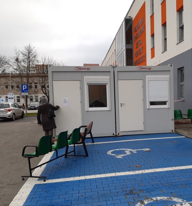 Dyrekcja 10 Wojskowego Szpitala Klinicznego z Polikliniką w Bydgoszczy zapewnia, że sytuacja jest już opanowana, a na dowód przesyła zdjęcie pokazujące, że przed kontenerami żadnych kolejek nie ma.