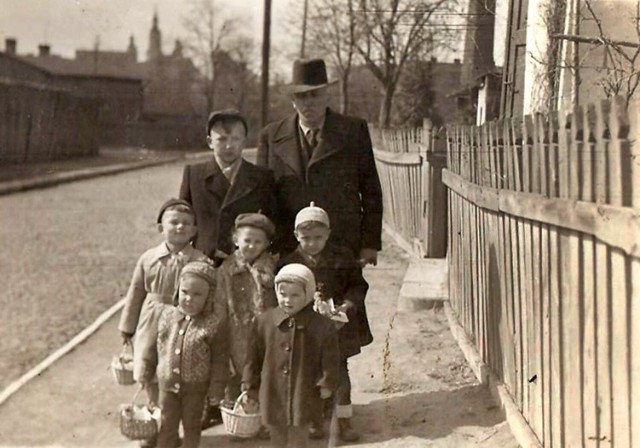 Józef Kozakiewicz wraz z wnukami wracający ze święcenia pokarmów ulicą Rolną w Radomsku, ok.1953 roku.