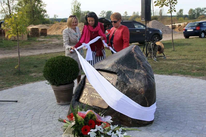 Roman Ratajczak - W 2015 roku odsłonięto obelisk z tablicą...