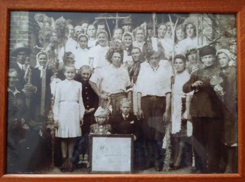 Mieszkańcy Cetynia na zdjęciu z 1946 roku. Pan Jan w białej...