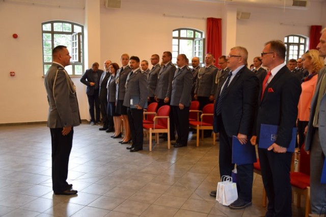 Nowy Dwór Gdański. Uroczysta akademia z okazji obchodów Święta Policji odbyła się w poniedziałek, 1 sierpnia w Żuławskim Parku Historycznym. W trakcie święta wręczono odznaczenia państwowe, awanse na wyższe stopnie policyjne oraz wyróżnienia dla policjantów i pracowników nowodworskiej policji.