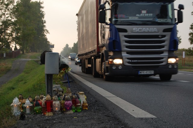 Chłopcy nie mieli gdzie uciec przed tirem. Droga jest w tym miejscu wąska i nie ma chodników