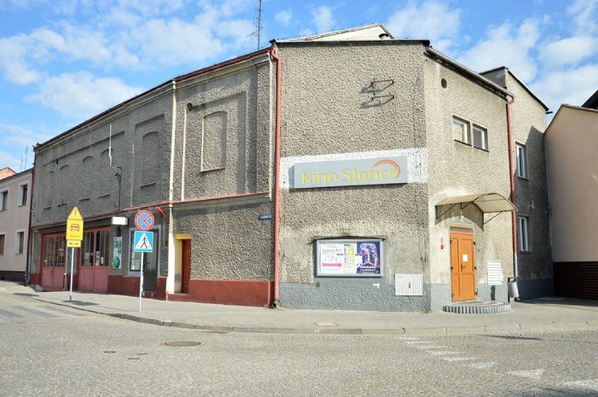 Budynek kina i OSP w centrum Wieruszowa idzie pod młotek FOTO